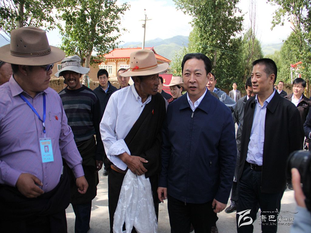 黃新初在甘孜縣調(diào)研指導(dǎo)扶貧開發(fā)工作、慰問對口支援我州的干部人才代表掠影