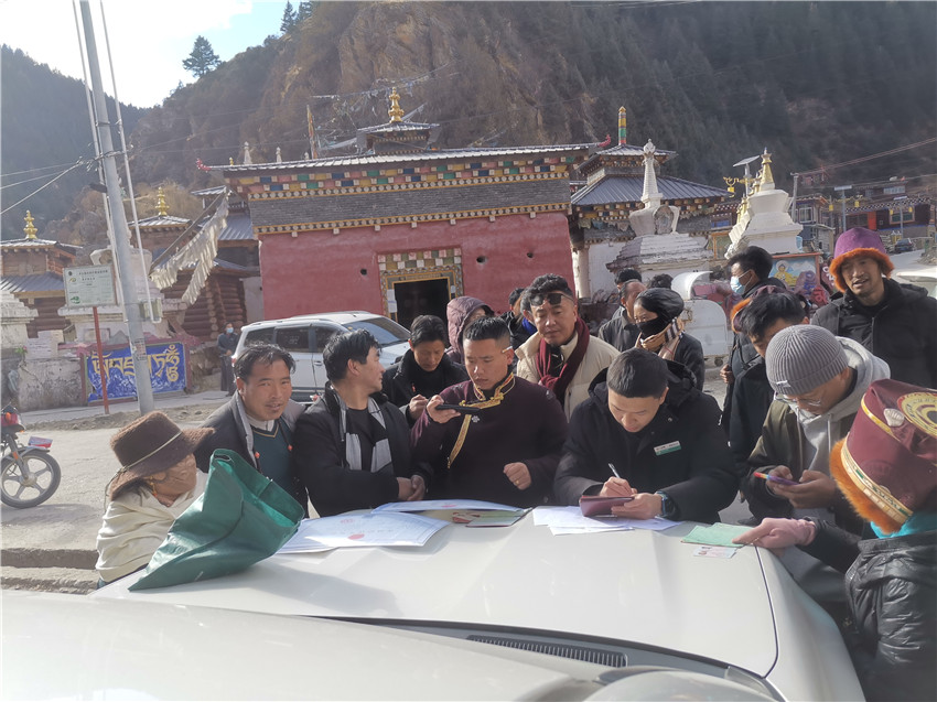 別樣的汽車銀行很接地氣，農(nóng)行德格縣支行開展農(nóng)戶信息建檔，現(xiàn)場為百姓開展金融服務(wù)。.jpg