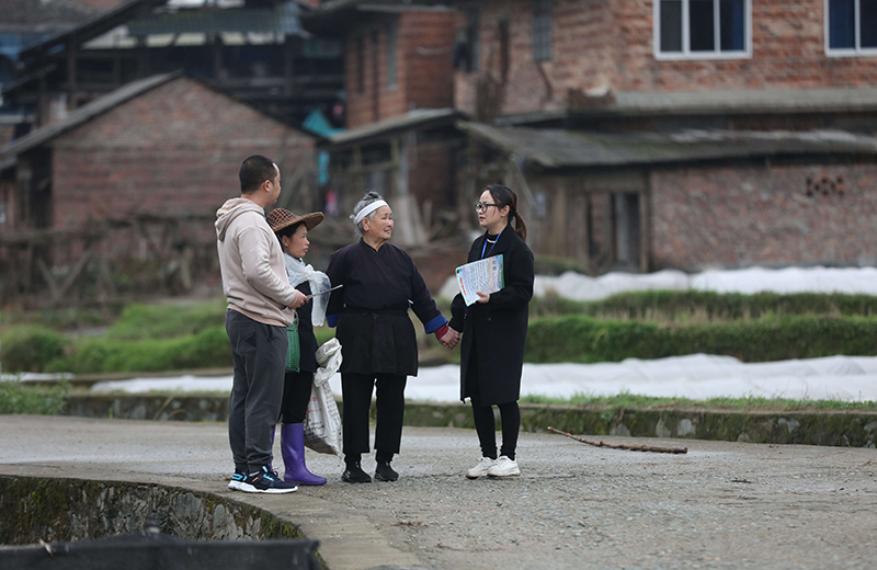2022年3月24日，在廣西柳州市三江侗族自治縣良口鄉(xiāng)南寨村，紀檢監(jiān)察干部（右一、左一）在了解惠農(nóng)政策落實情況。