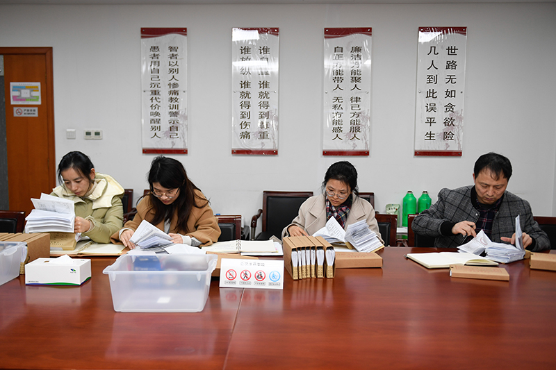 2020年1月8日，浙江寧波市北侖區(qū)紀委工作人員在檢查北侖區(qū)大數(shù)據(jù)發(fā)展管理中心2019年的公款消費票據(jù)，查找是否存在違規(guī)問題。