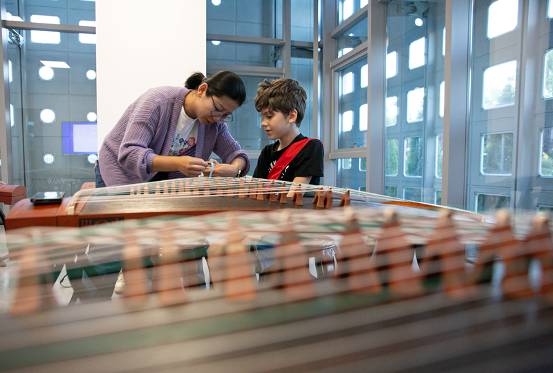 4月29日，在塞爾維亞貝爾格萊德中國文化中心，古箏指導老師王宣（左）在教學。新華社記者 李京 攝