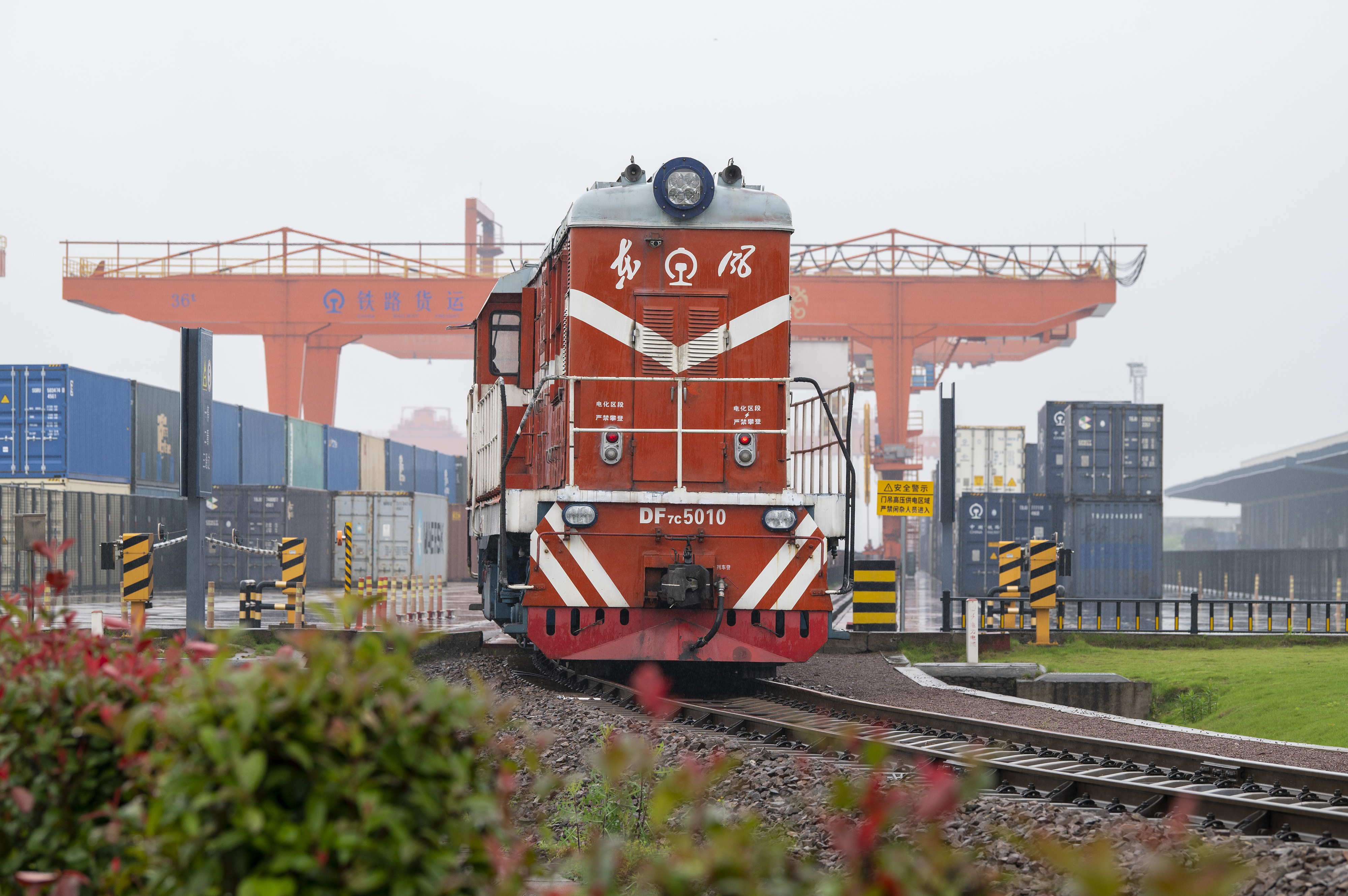 2024年5月5日，“五一”假期最后一天。在浙江省金華市金東區(qū)鐵路金華南站，一列滿載110標(biāo)箱的中歐班列緩緩啟程駛往匈牙利。