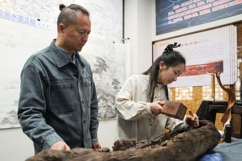 潘能輝和妻子胡美華在湖南常德河街展示木雕。新華社記者 薛宇舸 攝