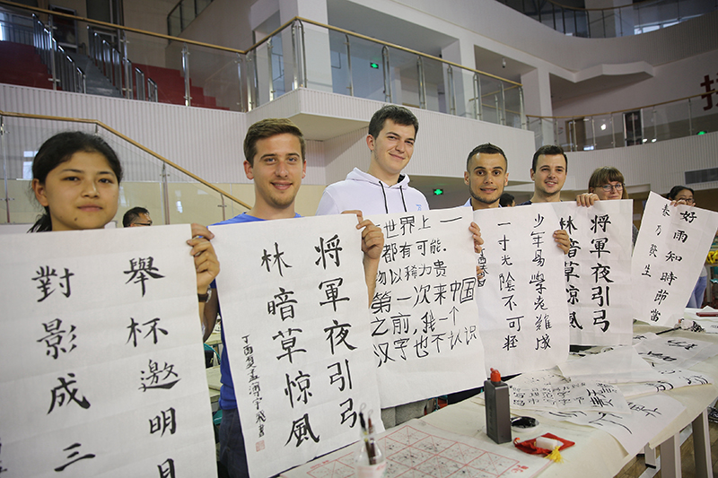 2017年6月5日，來(lái)自青島大學(xué)和中國(guó)石油大學(xué)（華東）的外國(guó)留學(xué)生在展示剛剛現(xiàn)場(chǎng)完成的書法作品。