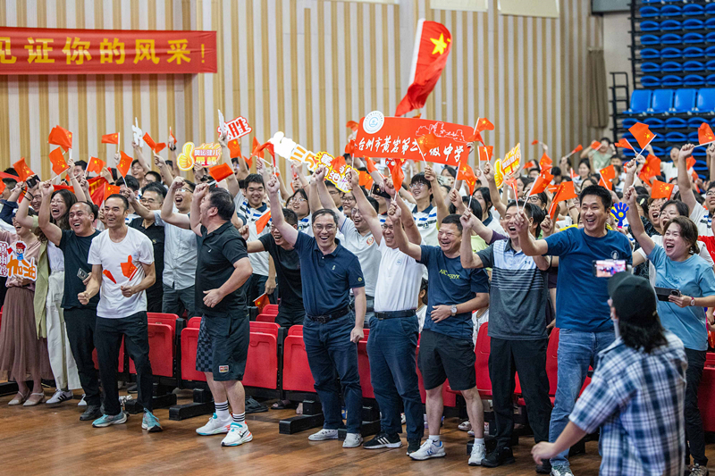 北京時間7月27日，2024年巴黎奧運(yùn)會首個比賽日，在射擊10米氣步槍混合團(tuán)體比賽中，中國選手黃雨婷/盛李豪獲得金牌。圖為黃雨婷的母校師生們通過收看奧運(yùn)直播的方式為她加油助威。